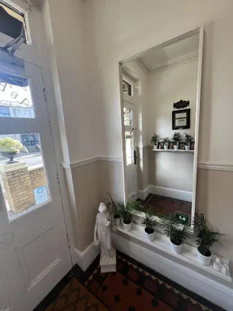 A & B Guest House Cambridge Ltd Отели рядом с достопримечательностью «Мемориальный камень для Сюй Чжимо»