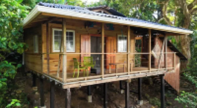 REEF HOUSE: Waterfront, Caribbean Paradise Jungle Cabin in Bastimentos w/ AC