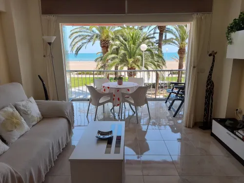 Beachfront apartment 40 k. from Valencia, services all year round, Hotels in Cullera