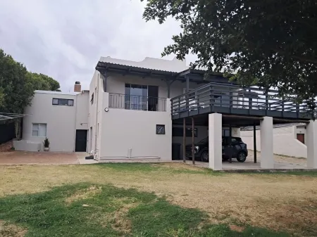 Spacious 7-bedroom house in Marvelous Jeffreys Bay with WiFi