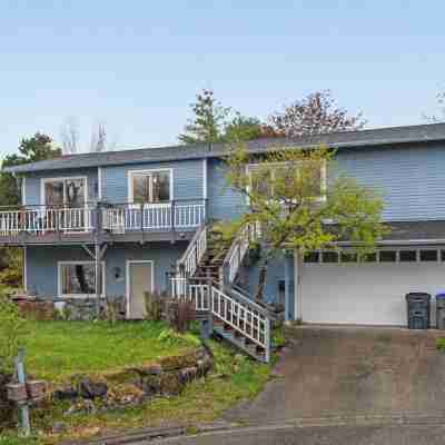 Big beautiful house with lots of room and amazing mountain and ocean views!!! Hotel Exterior