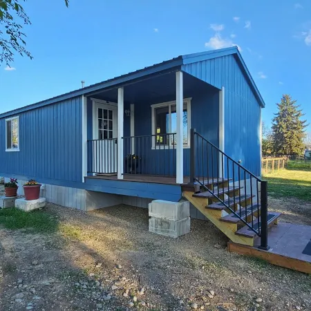 Cozy cabin in a quiet neighborhood near downtown Hamilton