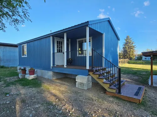 Cozy cabin in a quiet neighborhood near downtown Hamilton