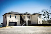 Charming waterfront 3-bedroom, 3 bath house with gourmet kitchen in Milton, FL Hotel a Bagdad