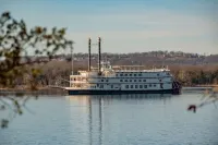 Lux 2BR Condo w/Jacuzzi, fast Wifi, Clubhouse, Gym