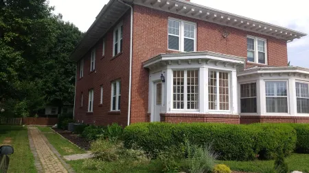 Serenity South -- Gardens, River-Views, and Refreshing Space Отели рядом с достопримечательностью «Crisp Museum»