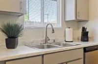 Full Kitchen - Cozy 2 Br with King Bed - Hospital & Hanford Super Close.
