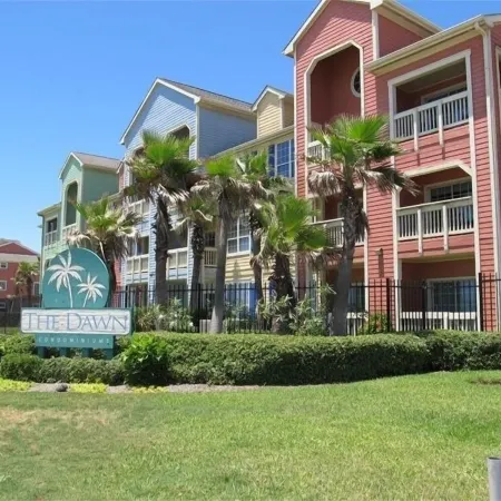 Fantastic Seawall Condo- Garden and Pool view