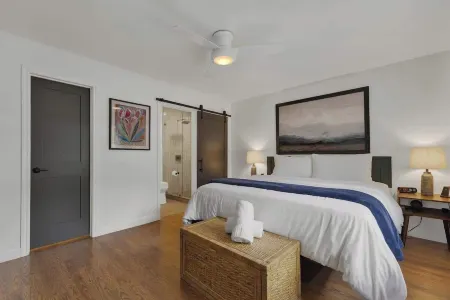 Elegant and Stylish Glenmoor Abode - 5 Min to Town