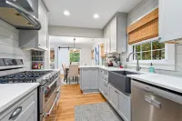 Drake Ave Dreamy Backyard!