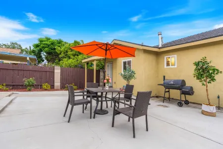 M3-Detached house 2 bedroom 1 bathroom close Old Town Monrovia kingsize-bed! Отели в г. Монровия