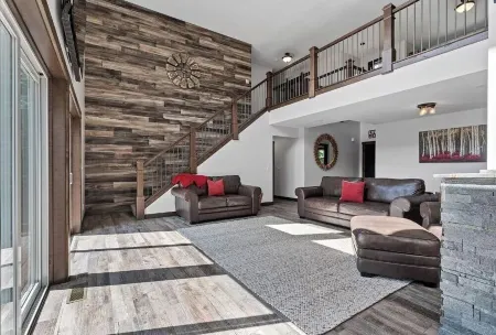 Exceptional property on Pelican Lake! Short walk to Breezy Resort, beaches, park