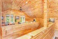 Private retreat with Nature at its best! Hot Tub, Lake & ski, Arcade & Games.