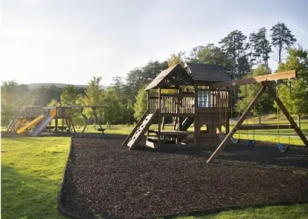 Lake Arrowhead GA Modern Rustic Private Mountain Cabin Chalet Home Отели в г. Чероки