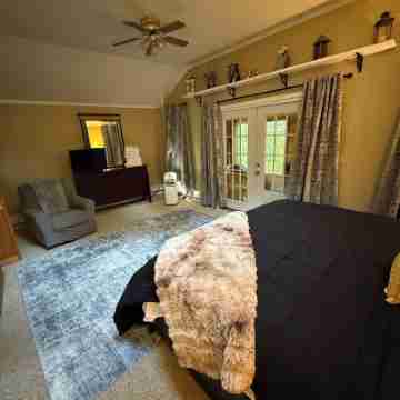 Spacious 5-bedroom home just steps from outdoor adventures! Rooms