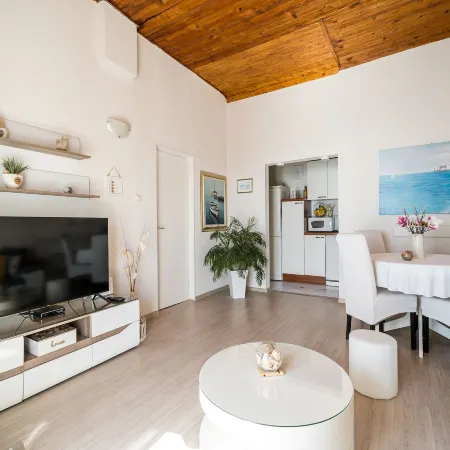 Indy's Beach Apartments -Two Bedroom Apartment with Balcony and Sea View