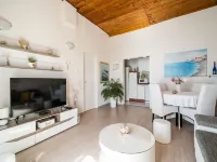 Indy's Beach Apartments -Two Bedroom Apartment with Balcony and Sea View - 3성급