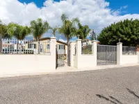 Seaside Apartment with BBQ & Garden