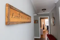 Hot Tub + Fire Pit + Corn Hole + BBQ + Game Room + Spa Bath Hotels in Grand Rivers