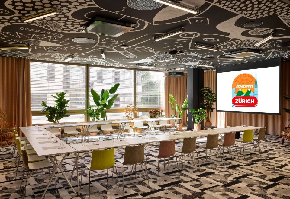Mama Shelter Zurich의 스타일리시하고 트렌디한 바/라운지 모습입니다.