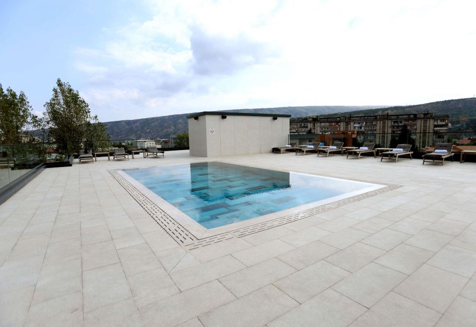 노보텔 트빌리시 센터 야외 수영장 이미지