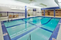 Crowne Plaza FREDERICTON-LORD BEAVERBROOK by IHG - مسبح