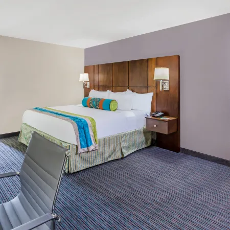 Holiday Inn & Suites OKLAHOMA CITY NORTH by IHG Отели рядом с достопримечательностью «Торговый центр "Олд Шепард"»