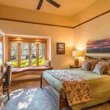 Family-Friendly Stoneridge Townhome with Resort Amenities Near Sunriver Village Rooms