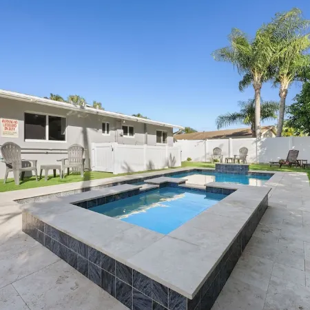 Hot Spa - Super Clean - 8 M Drive to Beach, Restaurants, Nightlife