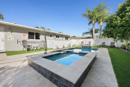 Hot Spa - Super Clean - 8 M Drive to Beach, Restaurants, Nightlife