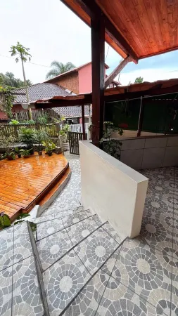 Cozy private cabin with bathtub and ocean view in a great location.