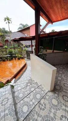 Cozy private cabin with bathtub and ocean view in a great location.