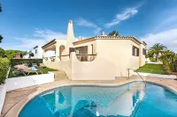Old Village Area and Close to All Amenities, Overlooking Golf Course - 3-نجوم