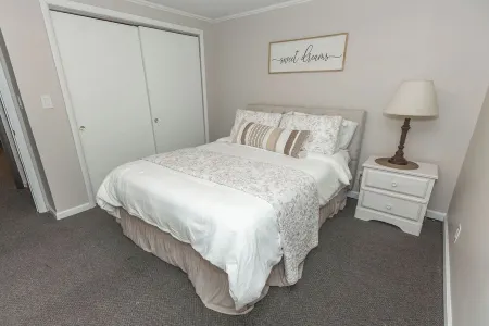 Rockhouse Cabin — Front Row View to Rock Formations