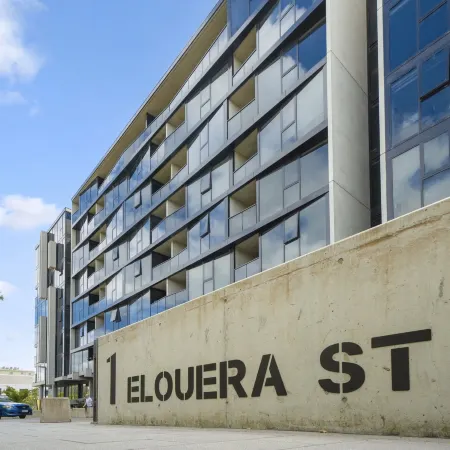 Chic Inner-City 2-Bed Abode with Pool, Gym & Sauna