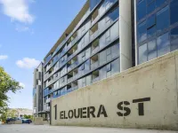 Chic Inner-City 2-Bed Abode with Pool, Gym & Sauna