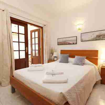 B37 - Central City Door Apartment Rooms