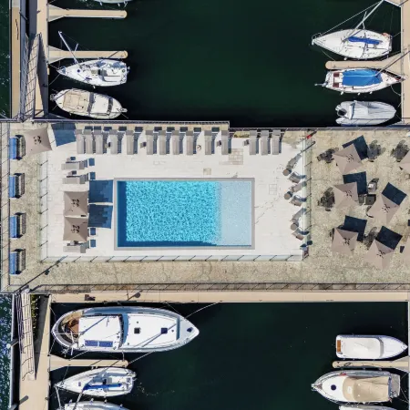 Lago Dorato Marina Lodge - Lakefront