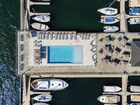 Lago Dorato Marina Lodge - Lakefront