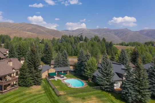 2BD Fairway Nine Golf Condo + Free Resort Amenities Hotels in Sun Valley