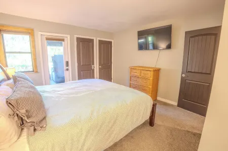 300 Off for Christmas 12/23-26 Ski in/Walk Out. Private Hottub Sleeps 8 2Br+Loft