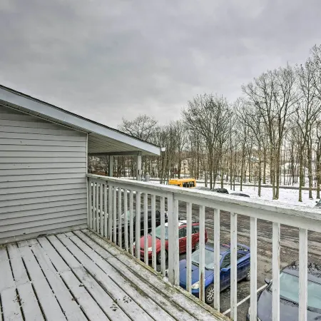 Mount Pocono Condo w/ Balcony, Near Mt Airy Casino