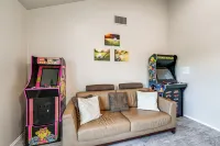 Pool, Putting Green & Games: Chandler Home! - مطابخ