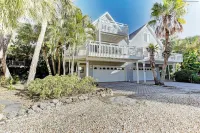 Beautiful 3 Bedroom 2 Bathroom Home Steps from the Beach