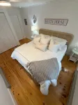Kinney Shores Beach Cottage•New•Renovated•Steps to 7 Mile Sandy Beach•AC•Parking