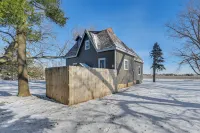 Charming Eagle Grove Farmhouse w/ Patio! - Homestays