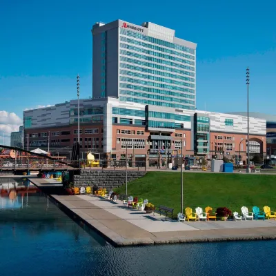 Buffalo Marriott at Lecom Harborcenter Отели рядом с достопримечательностью «Стадион «Кибэнк-центр»»