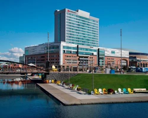 Buffalo Marriott at Lecom Harborcenter Hotel berhampiran Dataran Larkin