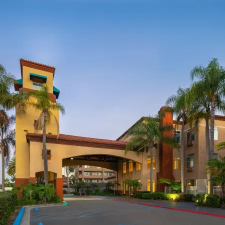 Ramada Suites by Wyndham San Diego Отели рядом с достопримечательностью «Мишен-Вели»