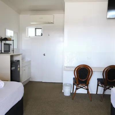 Park Avenue Hotel Motel Hotels near Central Queensland Military and Artefacts Museum